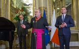 Prezydent Andrzej Duda wręczył odznaczenie ks. Stanisławowi Jeżowi w polskiej ambasadzie we Francji 28 X 2015