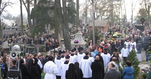 Darmowy parking przy cmentarzu 