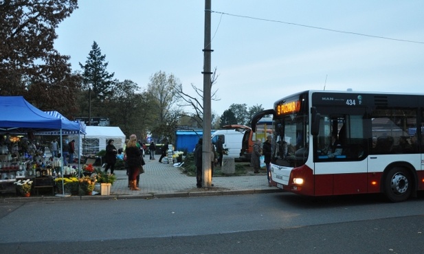 Na cmentarz lepiej autobusem