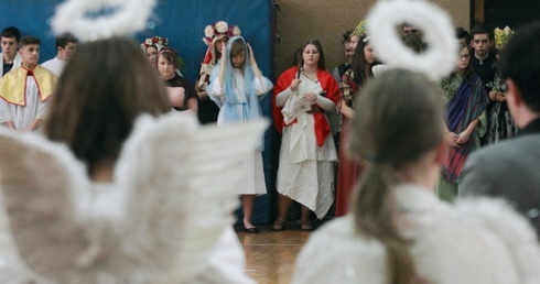 Wodzirej bawił świętych