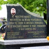 Płyta nagrobna z grudką ziemi przesiąkniętą krwią męczennika - na cmentarzu w Rychwałdzie