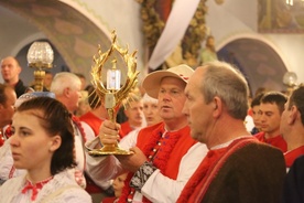 Uroczyste wprowadzenie relikwii i obrazu do świątyni w Istebnej