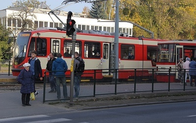 Jak dotrzeć na cmentarze? 