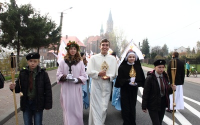 Święci w kościele i na ulicy