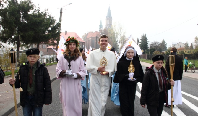 Święci w kościele i na ulicy