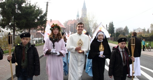 Święci w kościele i na ulicy