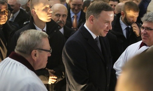 Na kościelnym dziedzińcu prezydent rozmawiał z uczestnikami nabożeństwa