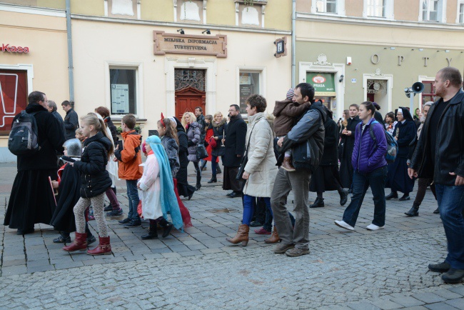 Marsz Świętych na ulicach Opola