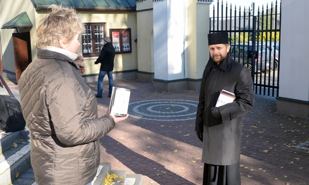 Kwestę na radomskiej nekropolii przy ul. Warszawskiej prowadzi ks. Wojciech Rubczewski, proboszcz parafii prawosławnej