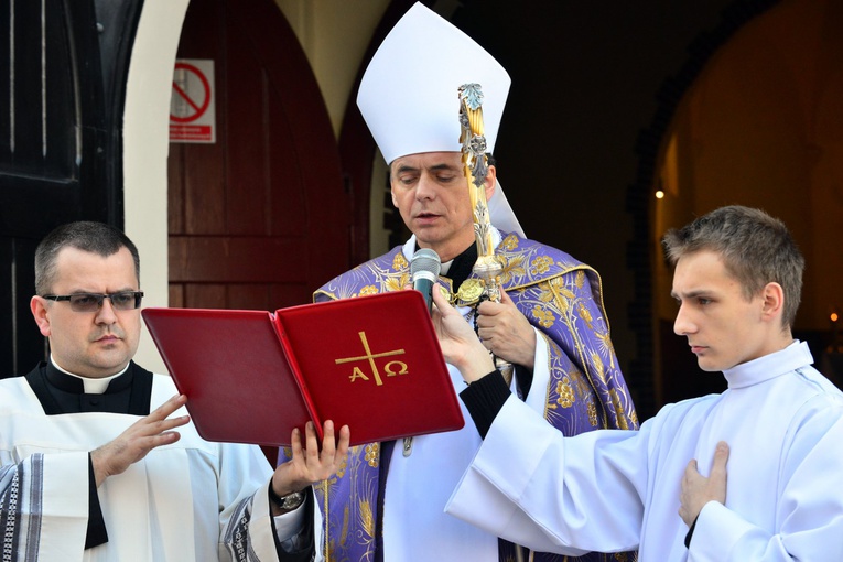 Procesja na cmentarzu katedralnym
