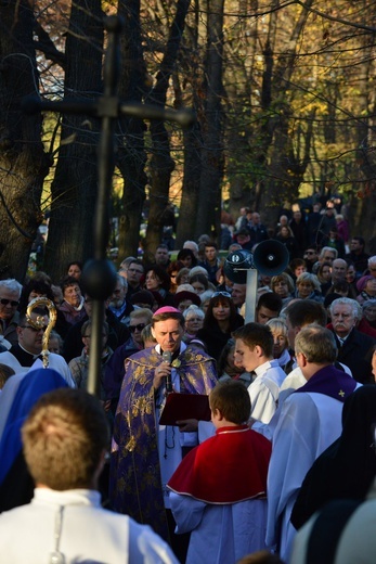 Procesja na cmentarzu katedralnym