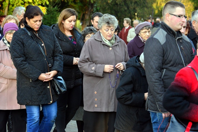 Procesja na cmentarzu katedralnym