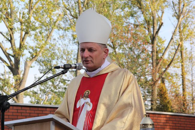 Uroczystość Wszystkich  Świętych na cmentarzu w Koszalinie