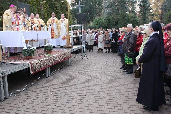 Uroczystość Wszystkich  Świętych na cmentarzu w Koszalinie