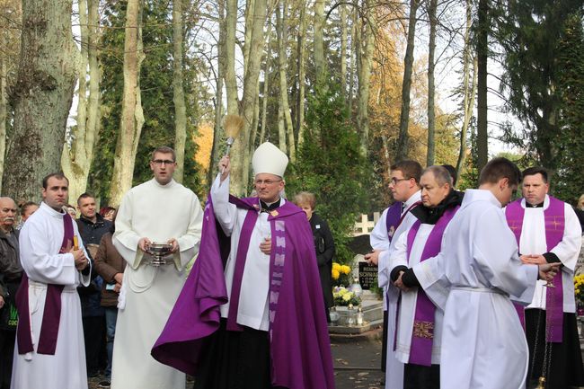 Uroczystość Wszystkich  Świętych na cmentarzu w Koszalinie