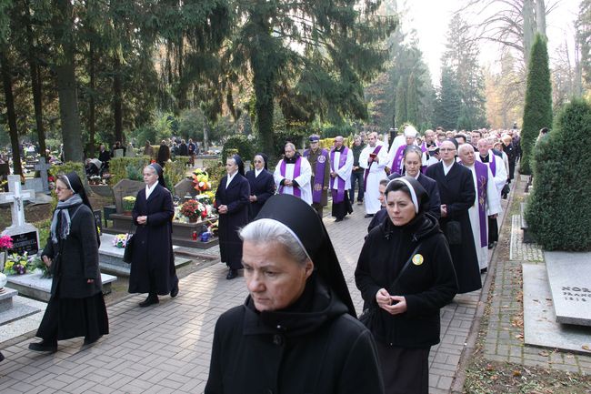 Uroczystość Wszystkich  Świętych na cmentarzu w Koszalinie