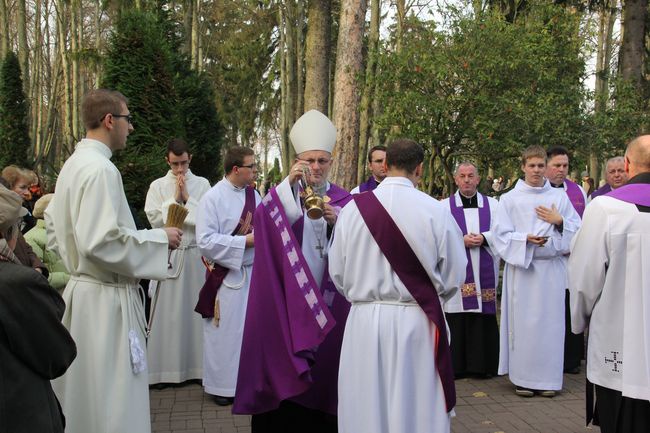 Uroczystość Wszystkich  Świętych na cmentarzu w Koszalinie