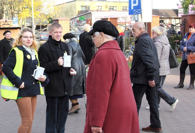 Wolontariusze zbierali datki na cmentarzach