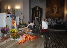 Przed ołtarzem każdy mógł zapalić świeczkę symbolizuącą pragnienie bycia świętym