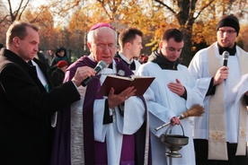 Za kapłanów, poległych i zmarłych skierniewiczan modlił się 1 listopada bp Andrzej F. Dziuba