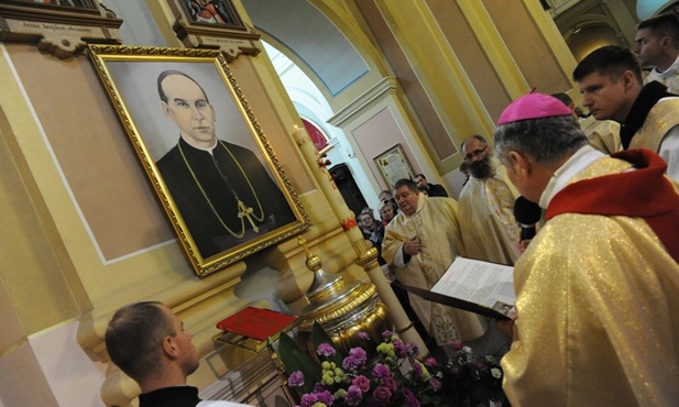 Modlitwa w Jedlińsku przy chrzcielnicy bp. Piotra Gołębiowskiego