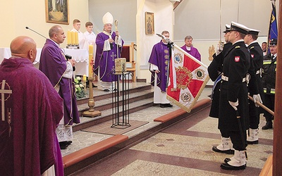  Sztandar Marynarki Wojennej oddaje honory zmarłemu dowódcy