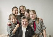 Pani Wanda Traczyk-Stawska opiekuje się kolejnym już pokoleniem harcerek  ze 145. WDH "Wiosna"