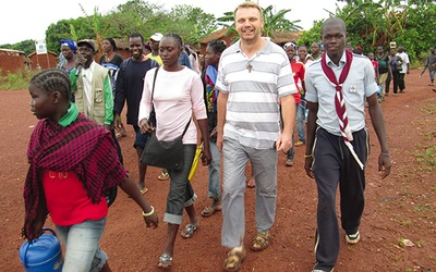 Ks. Mateusz Dziedzic wśród swoich parafian w Republice Środkowoafrykańskiej