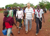 Ks. Mateusz Dziedzic wśród swoich parafian w Republice Środkowoafrykańskiej