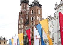 Msze św., katechezy i adoracje w ramach akcji „Miasto się budzi!” odbywają się w bazylice Mariackiej, nad której drzwiami wisi zegar odliczający czas do ŚDM w Krakowie
