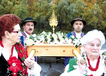  Relikwie św. Jana Pawła II ofiarował Szczawnicy kard. Stanisław Dziwisz
