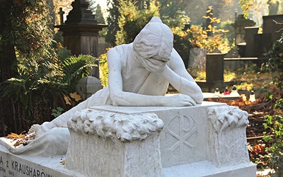  Od 1 do 8 listopada można uzyskać odpust zupełny dla zmarłych,  nawiedzając pobożnie (modlitwa) cmentarz oraz wypełniając zwykłe warunki