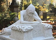  Od 1 do 8 listopada można uzyskać odpust zupełny dla zmarłych,  nawiedzając pobożnie (modlitwa) cmentarz oraz wypełniając zwykłe warunki