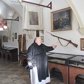 Po muzeum oprowadza brat Albert, który od 33 lat jest związany z opactwem w Wąchocku 