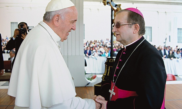  Bp Stefan Regmunt stał na czele delegacji, która w październiku zawiozła dokumenty procesu beatyfikacyjnego bp. Wilhelma Pluty do Watykanu. Jednym z punktów pielgrzymki była audiencja u papieża Franciszka