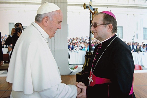  Bp Stefan Regmunt stał na czele delegacji, która w październiku zawiozła dokumenty procesu beatyfikacyjnego bp. Wilhelma Pluty do Watykanu. Jednym z punktów pielgrzymki była audiencja u papieża Franciszka