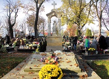 Na początku listopada kwiatów, zniczy i modlitwy zanoszonej przy grobach bliskich nie brakowało