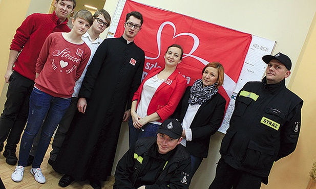  Ks. Dawid Witkowski i wolontariusze gotowi do pomocy. Finał 15. edycji SP odbędzie się 12 i 13 grudnia