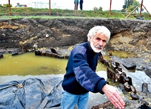  Zrębowa chata z podwójną palisadą odkryta byłaby w czterech piątych, bo jej fragment wchodzi pod parking. Marek Gierlach mówi o niebywałym szczęściu, że taki obiekt, w obliczu tylu inwestycji, które przez lata realizowano tuż obok niego, nie został zniszczony koparką i rozjeżdżony spychaczem 