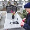Krystyna Wyżykowska zapala znicz na pomniku grobowym swoich dziadków, na którym upamiętniony został jej wuj Tadeusz Witkowski (poniżej  na zdjęciu) 
