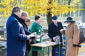  Wolontariusze zbierają pieniądze na sandomierskie nekropolie