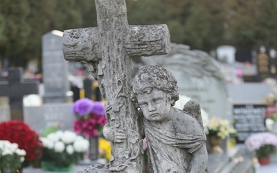 Ustroński cmentarz przypomina dawne czasy i ludzi wielu minionych pokoleń