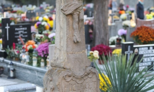 Najstarszy nagrobek na cmentarzu w Ustroniu: na mogile pierwszego proboszcza
