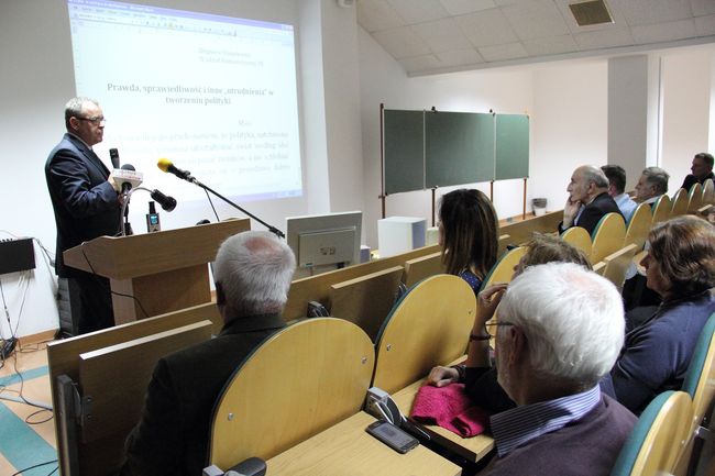 Seminarium naukowe „Etyka w polityce - troska o dobro wspólne”.