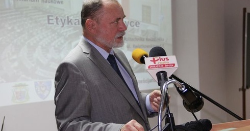 Seminarium naukowe „Etyka w polityce - troska o dobro wspólne”.