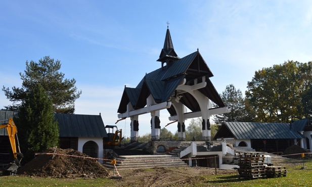 Papieski ołtarz remontowany