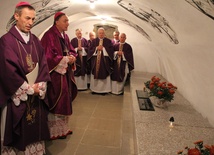 Biskupi w katedralnej krypcie