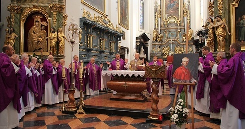 Msza św. w intencji zmarłych prymasów oraz kanoników łowickiej kapituły