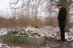 Ludzkie szczątki obok toalety i śmietnika