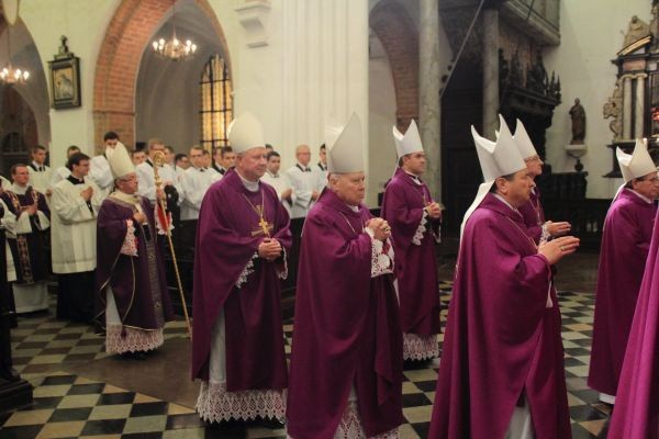 Eucharystia w intencji zmarłych biskupów i kapłanów